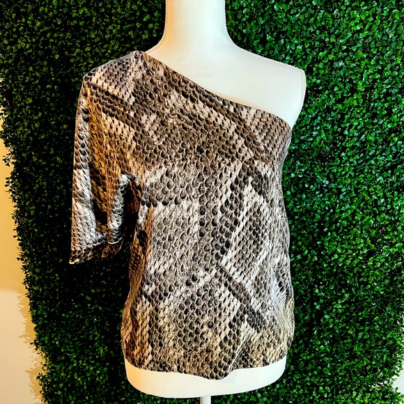 EUC! Pants Store Off the Shoulder Snakeskin Print Top. Size Small. - Picture 1 of 10